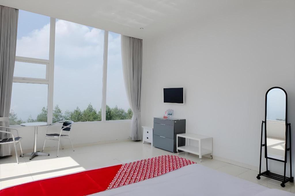 Oyo 1194 Villa Bukit Panderman Residence Бату Экстерьер фото