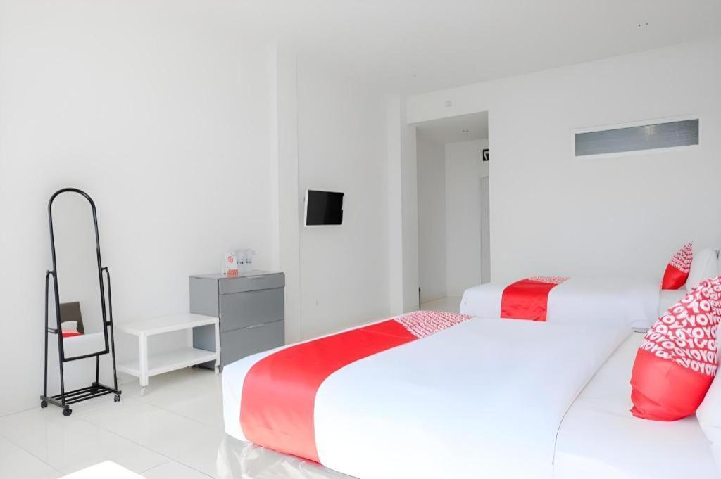 Oyo 1194 Villa Bukit Panderman Residence Бату Экстерьер фото